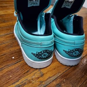 Im selling my  teal grair nikes teal  jordans 1's